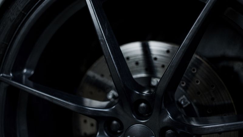 Detail van een donkere velg en remschijf